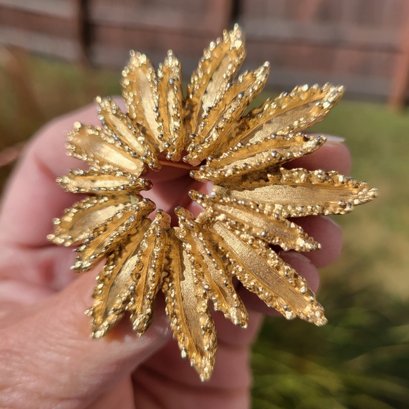 Vintage Avon Starburst Flower Brooch ~ Gold-tone ~ 1970s? Pretty! - Picture 4 of 15